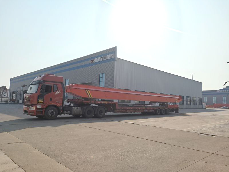 兩臺10噸跨度22.5米的電動單梁起重機，發(fā)往湖北黃岡